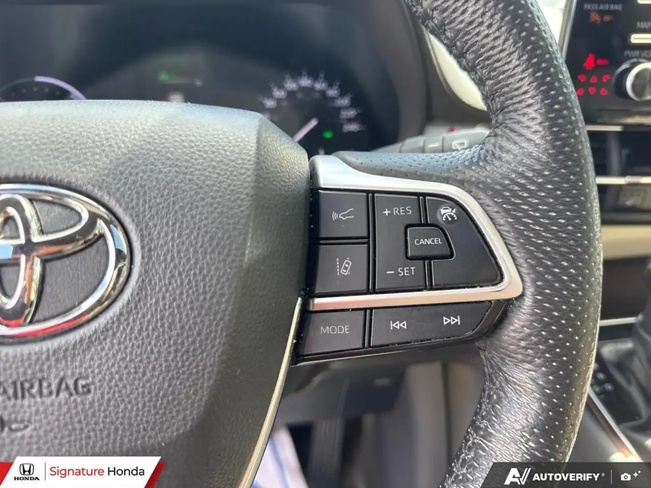 Toyota Sienna снимка Toyota Sienna