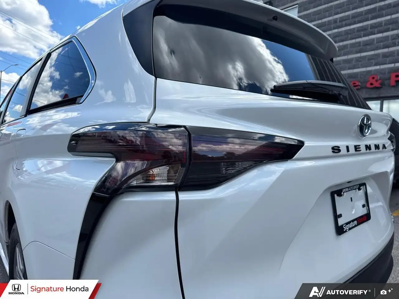 Toyota Sienna снимка Toyota Sienna