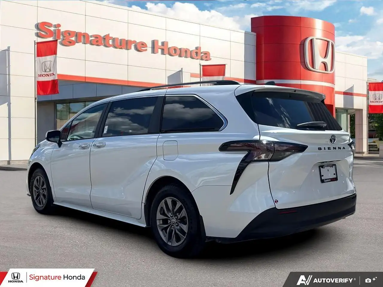 Toyota Sienna снимка Toyota Sienna