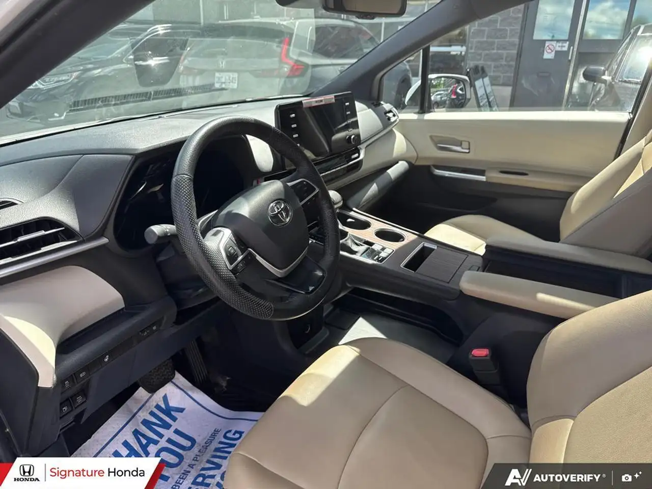 Toyota Sienna снимка Toyota Sienna