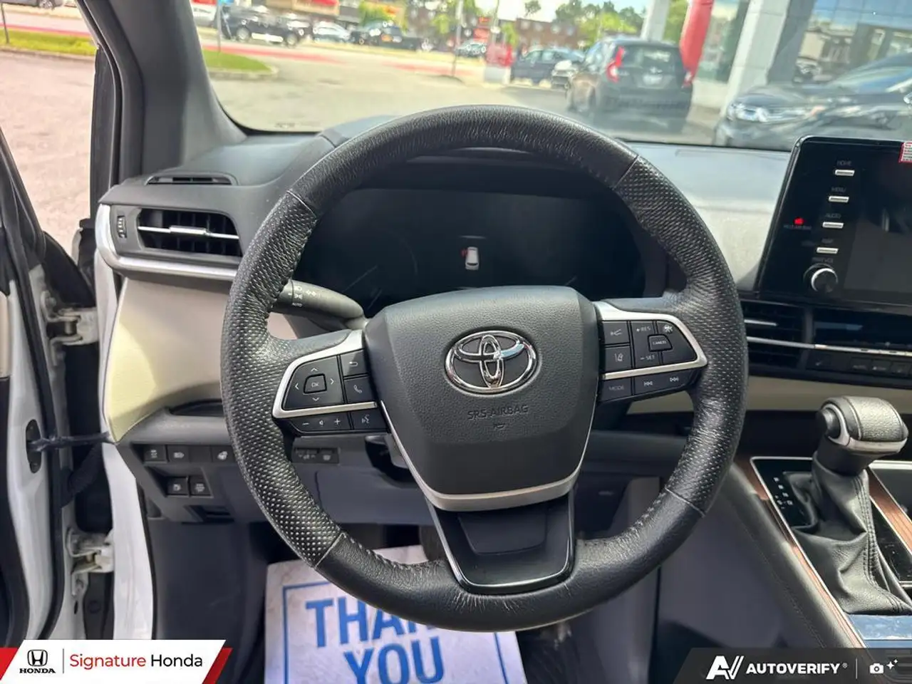 Toyota Sienna снимка Toyota Sienna