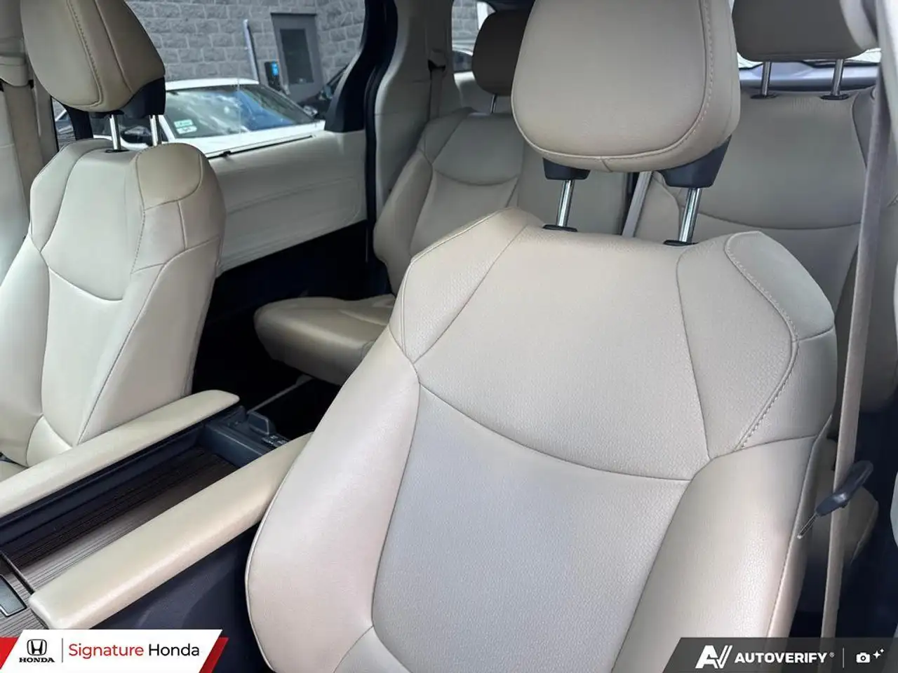 Toyota Sienna снимка Toyota Sienna