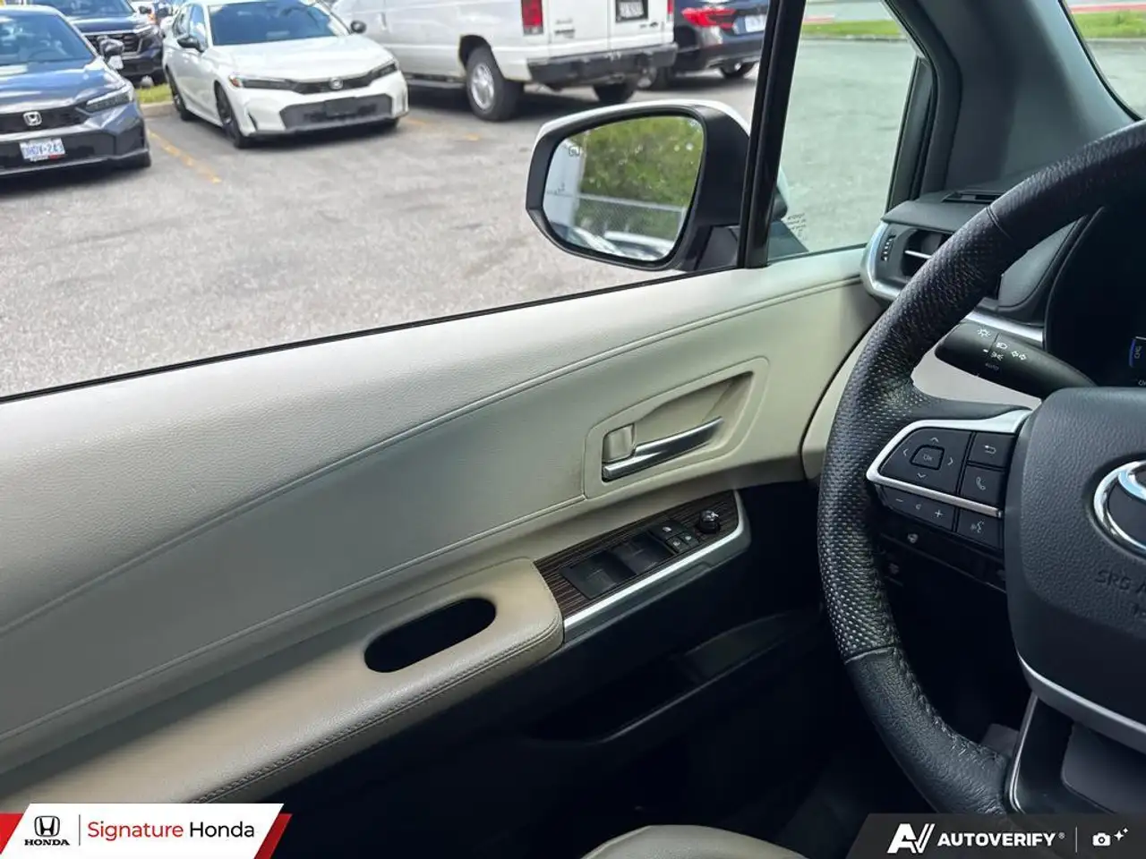 Toyota Sienna снимка Toyota Sienna
