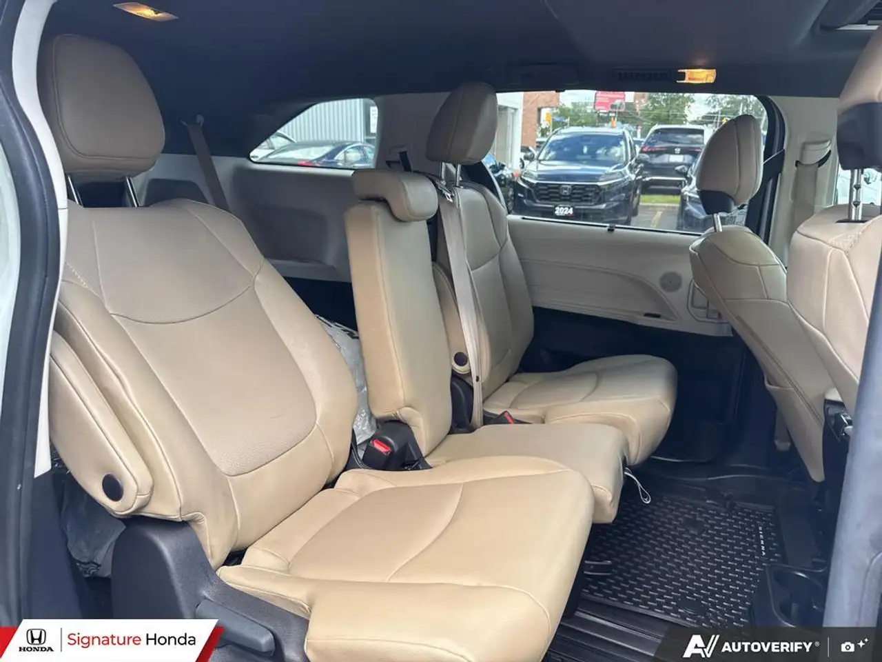 Toyota Sienna снимка Toyota Sienna