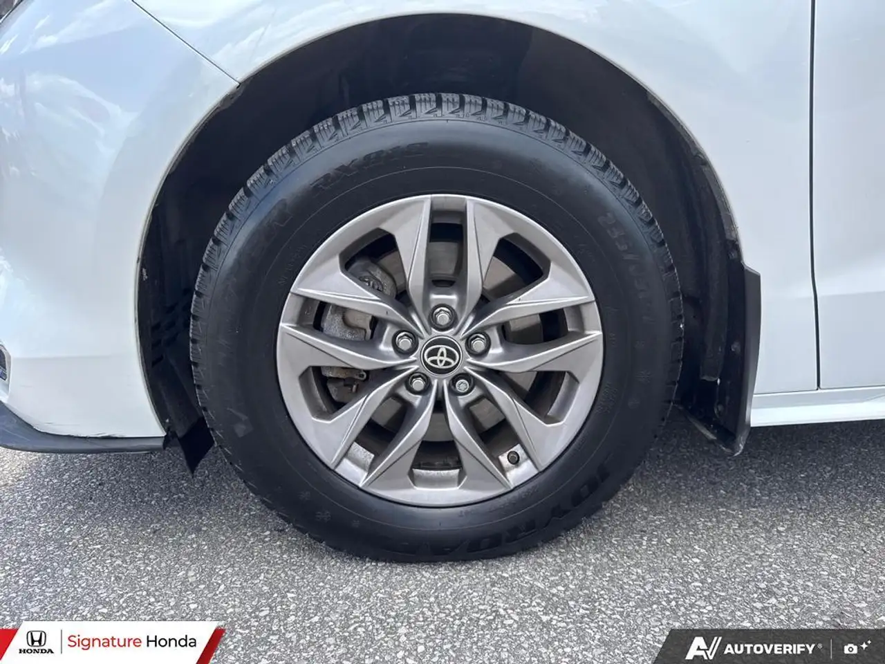 Toyota Sienna снимка Toyota Sienna
