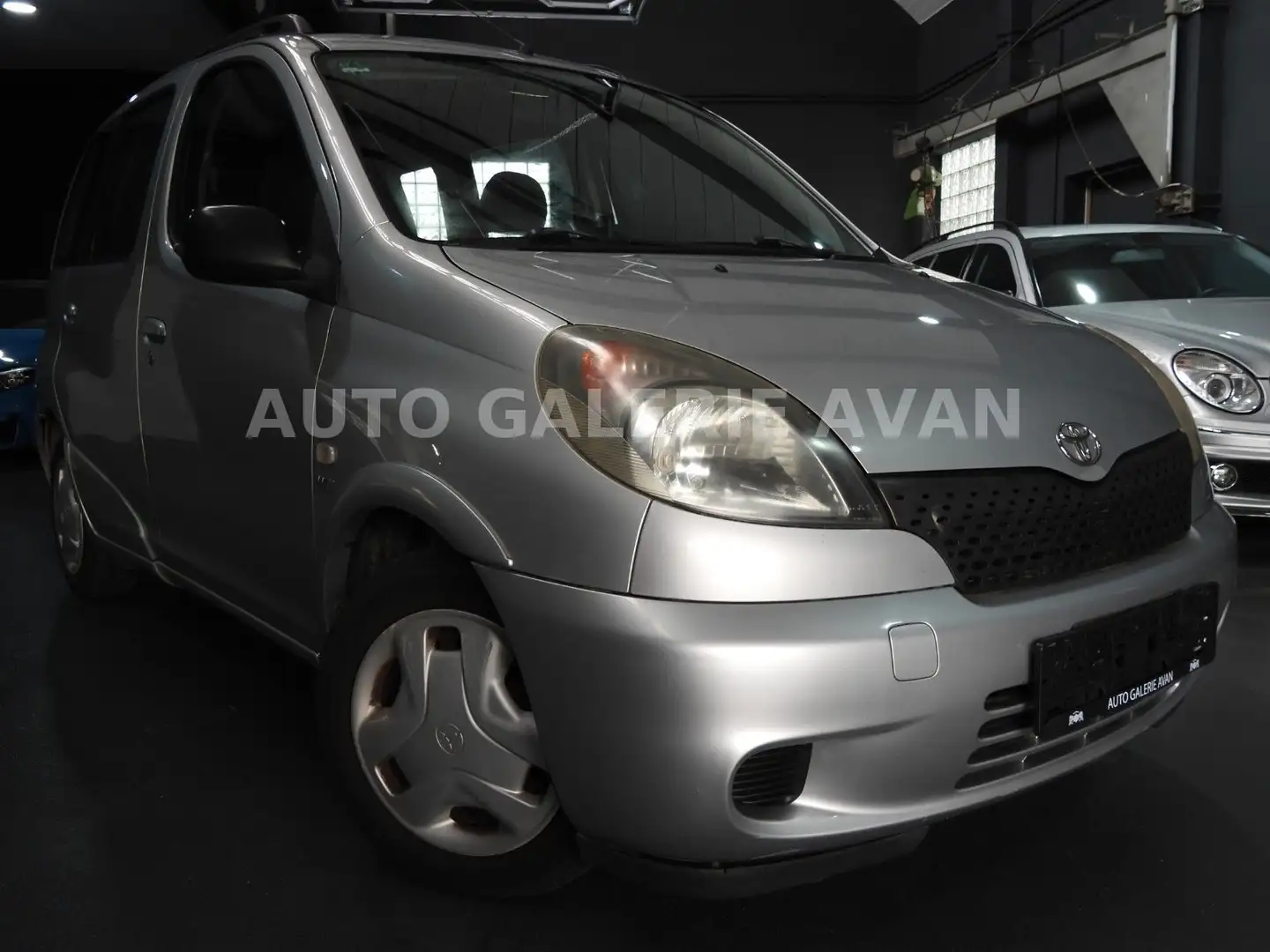 Toyota Yaris YARIS VERSO 1.3 AUTOMATIK Grau - 1