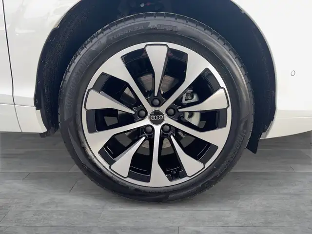 Audi Q3 view 5