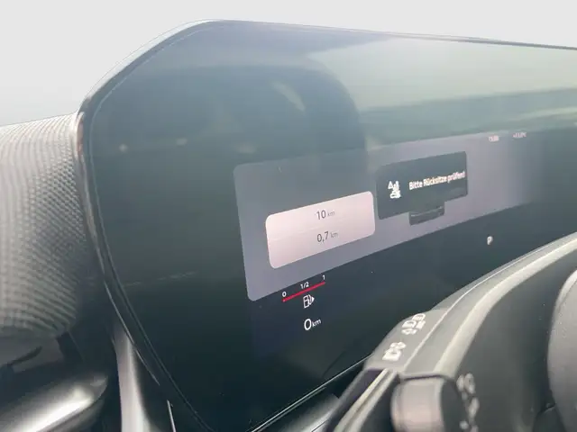 Audi Q3 view 8