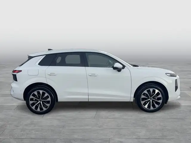 Audi Q3 view 4