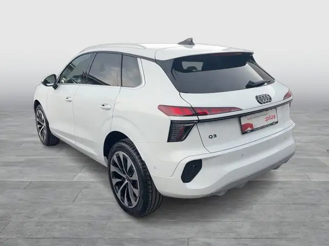 Audi Q3 view 3