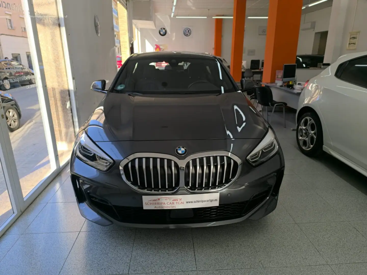 BMW 118 118iA Business Corporate M Sport Grijs - 2