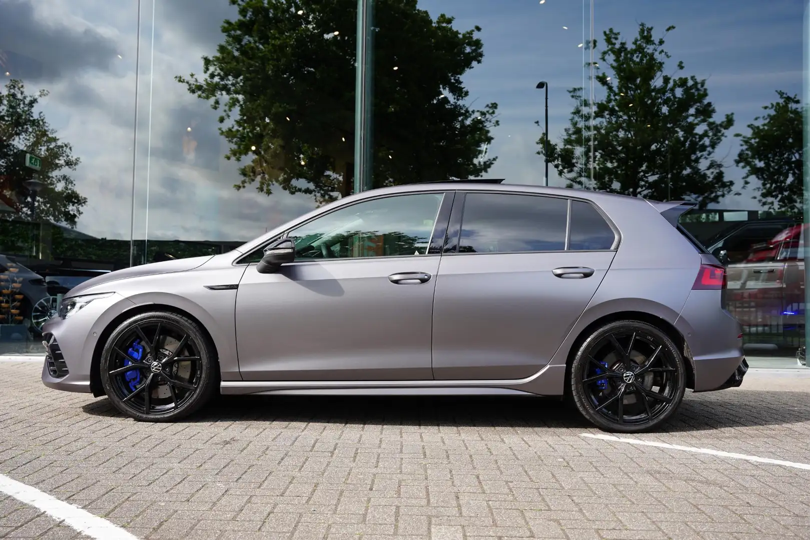 Volkswagen Golf 2.0 TSI R 4Motion Panoramadak Harman Kardon Schwarz - 2