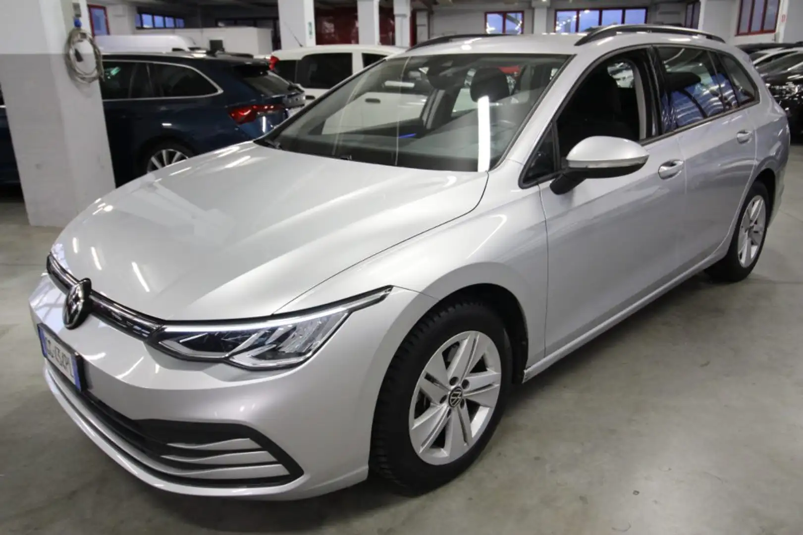 Volkswagen Golf Variant 2.0 TDI SCR Life 115 CV Grijs - 2