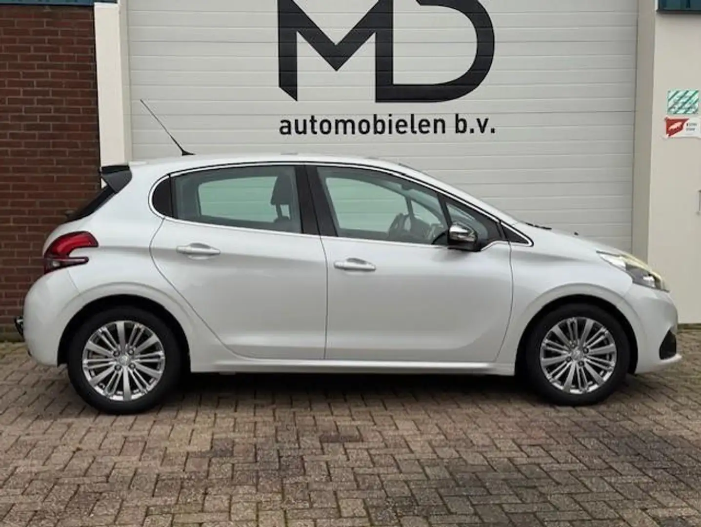 Peugeot 208 1.2 Allure - Nieuwe distributie riem - Trekhaak Blanc - 2