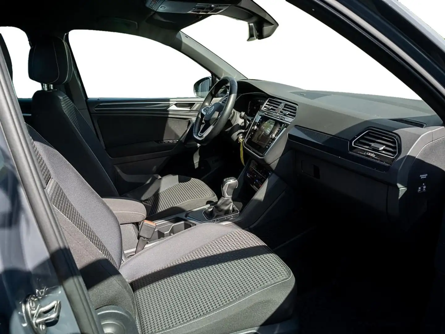 Volkswagen Tiguan 1.5 TSI United MATRIX NAVI SHZ VIRTUAL Grau - 2