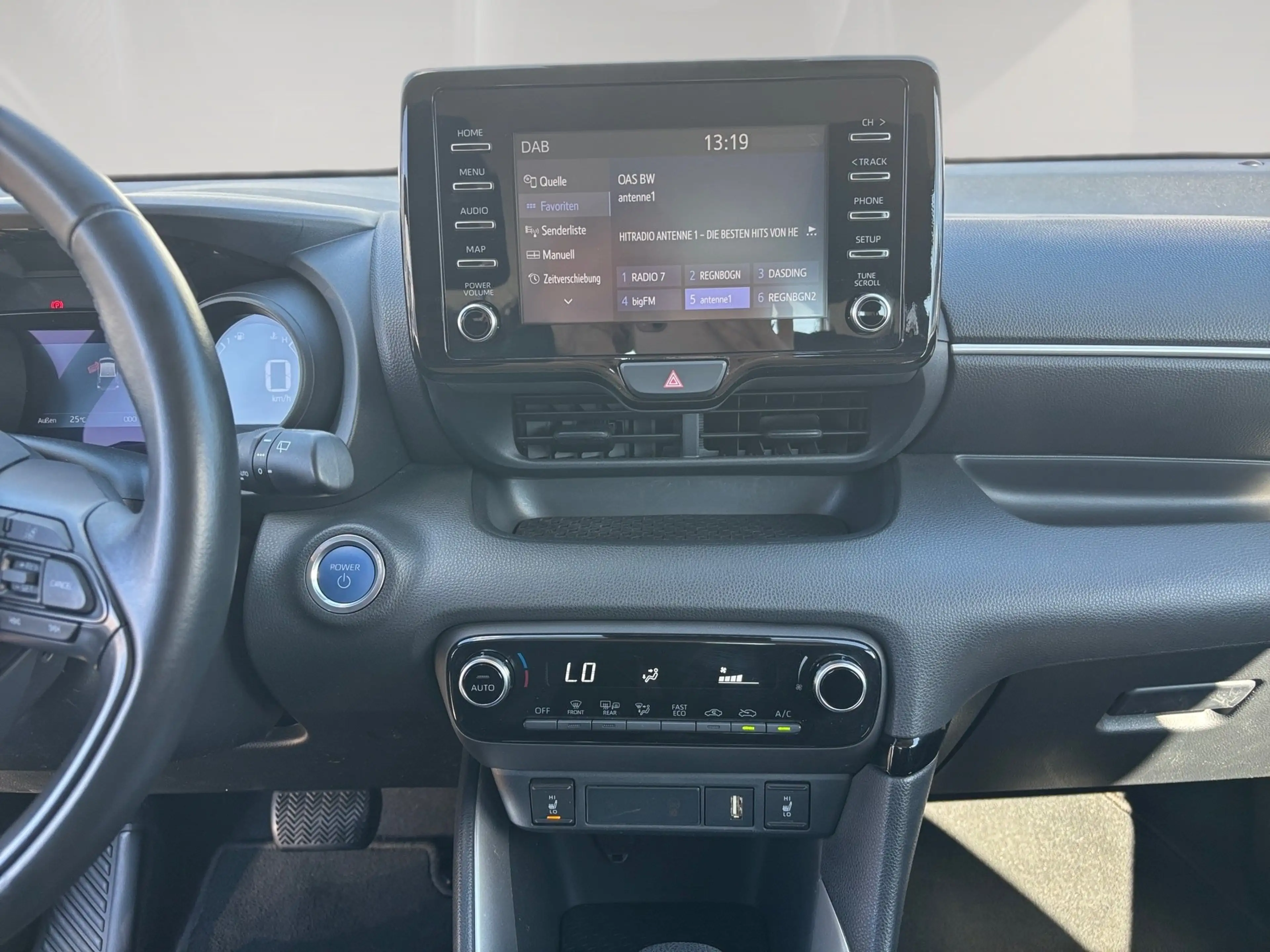 Toyota Yaris Hybrid AUT — photo 9