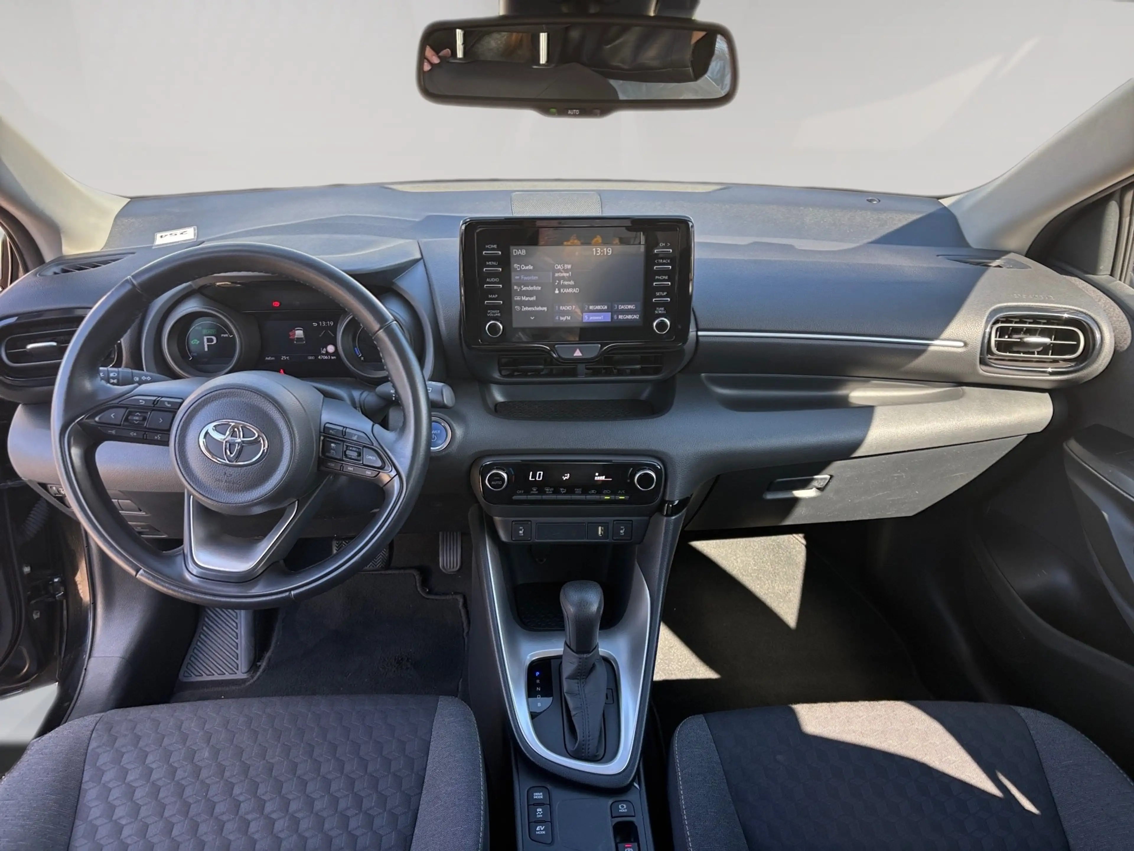 Toyota Yaris Hybrid AUT — photo 11