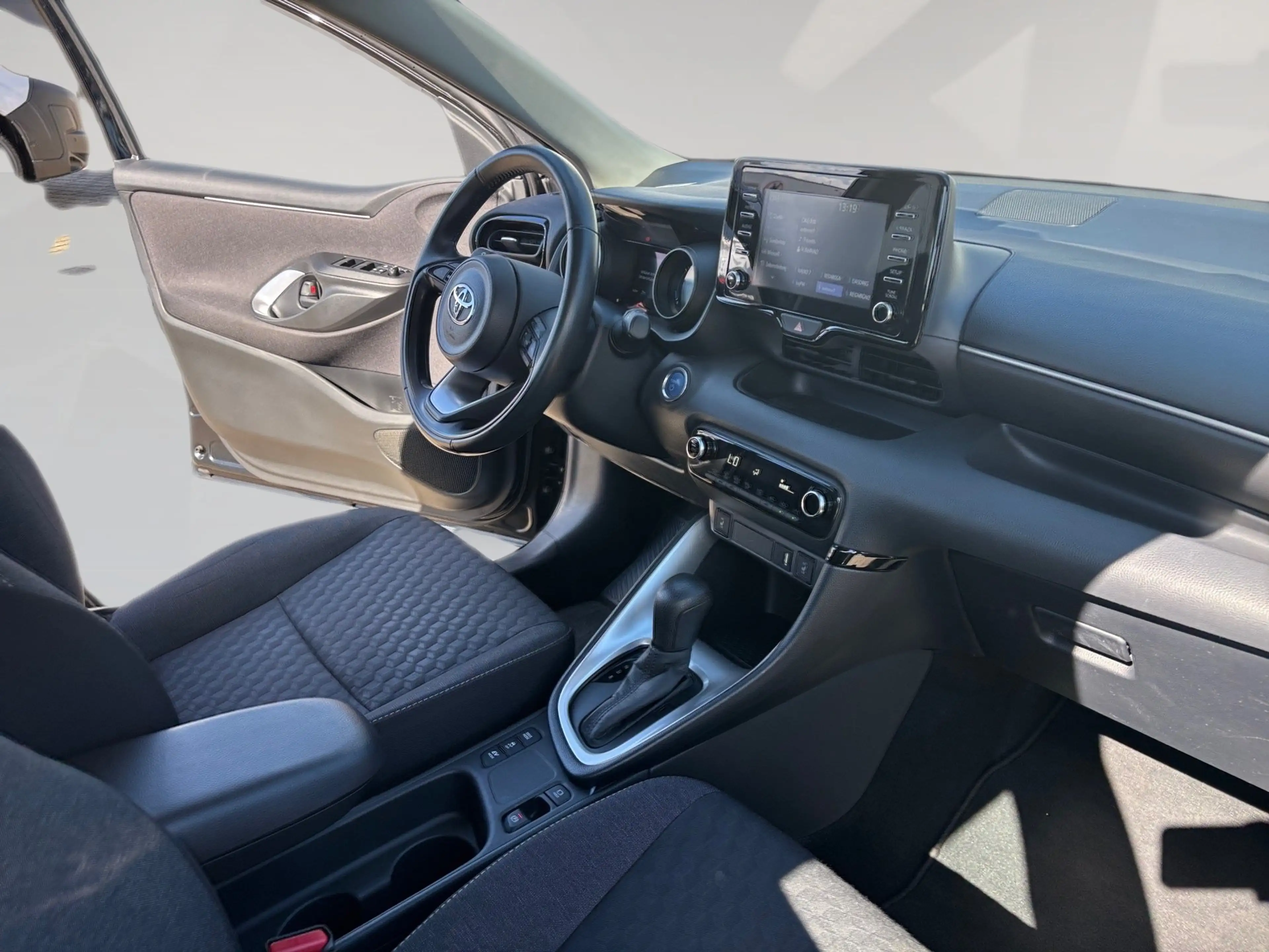 Toyota Yaris Hybrid AUT — photo 13