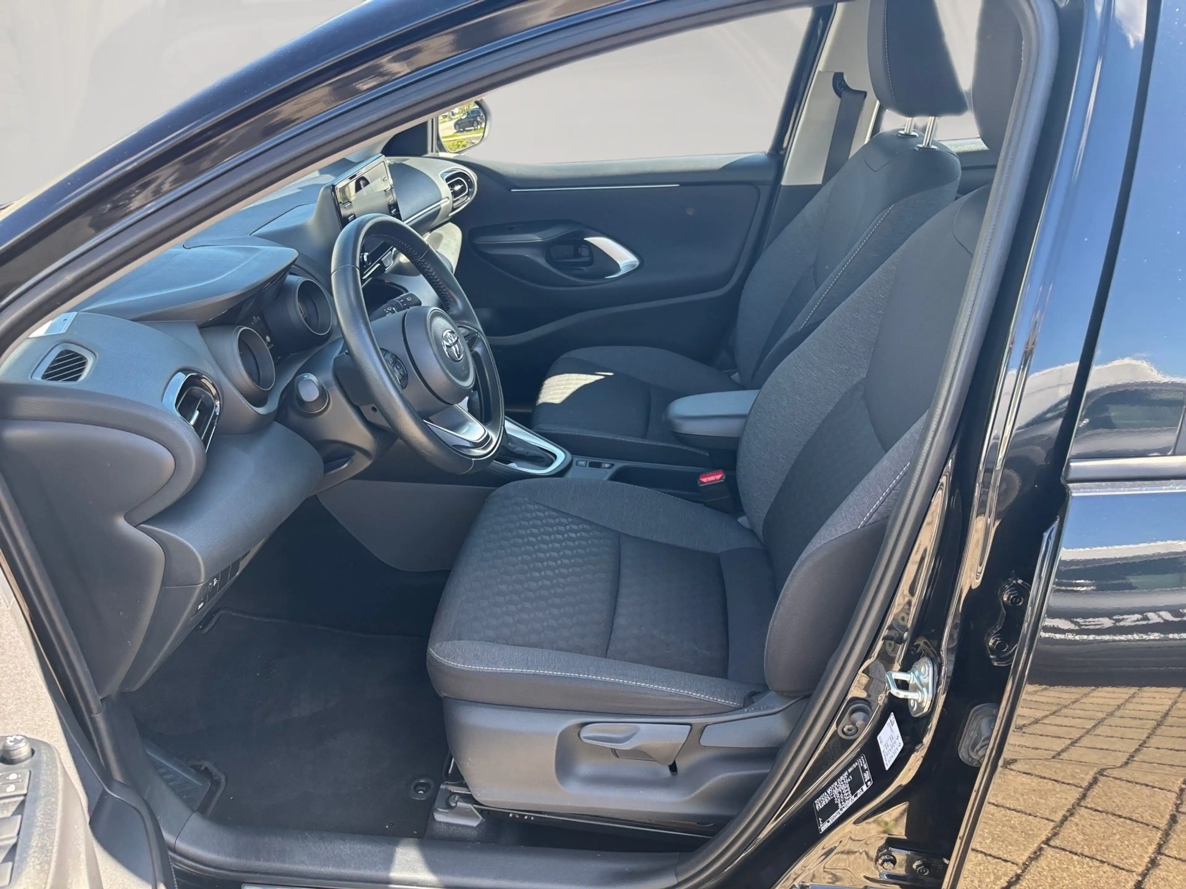 Toyota Yaris Hybrid AUT — photo 7