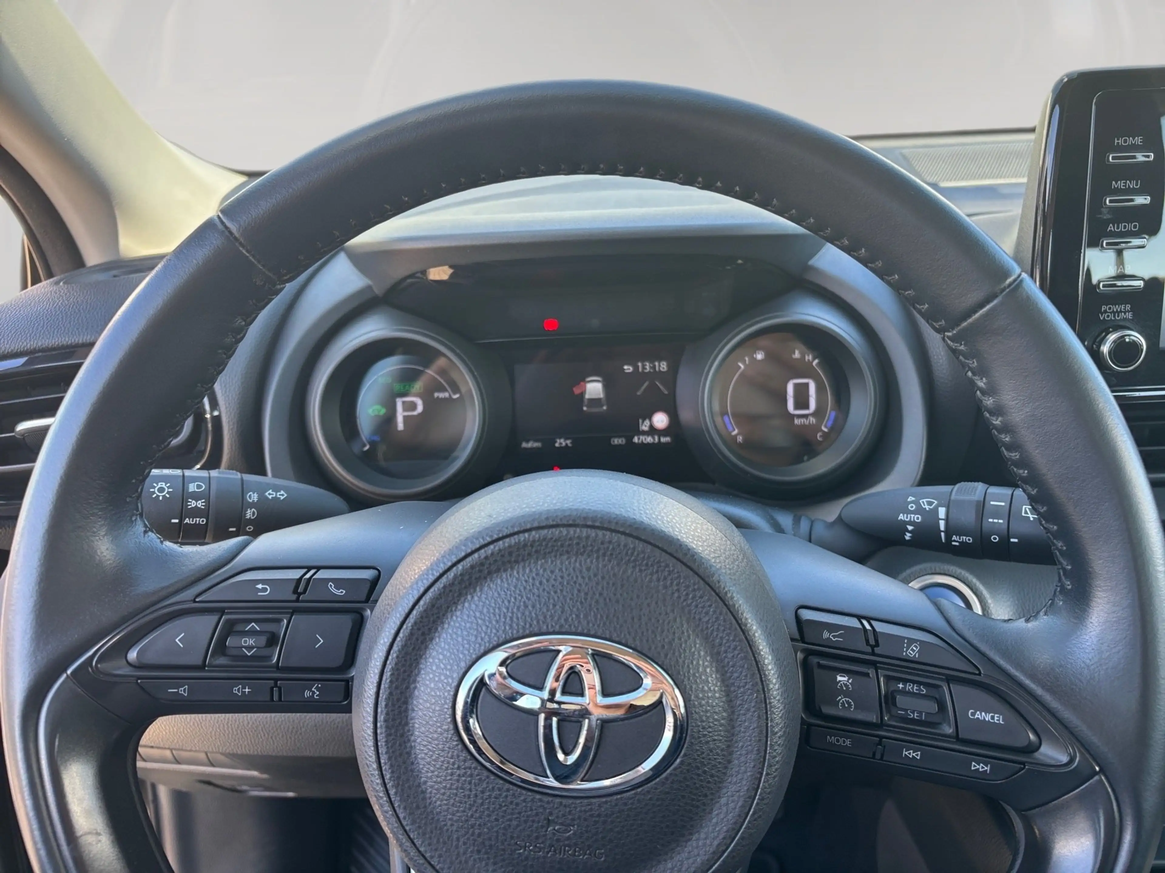 Toyota Yaris Hybrid AUT — photo 8