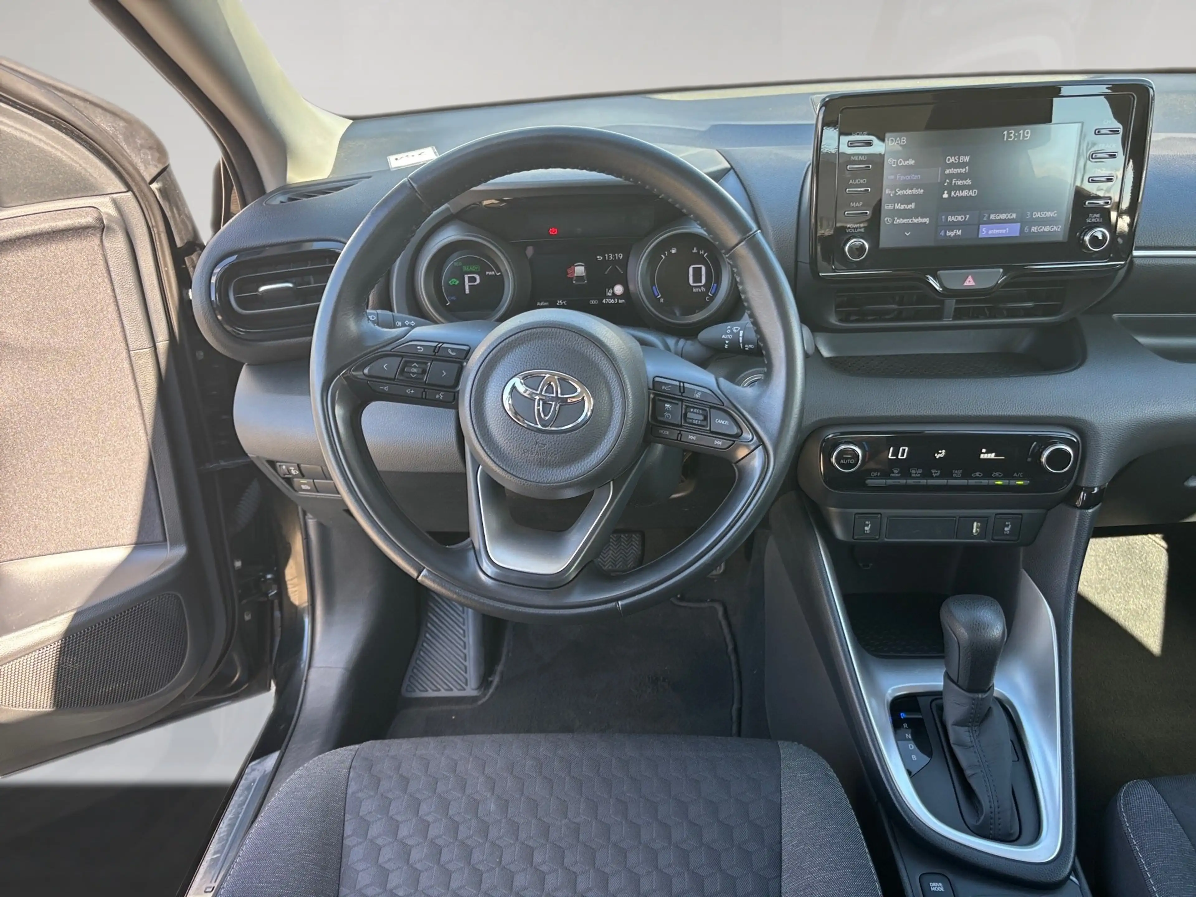 Toyota Yaris Hybrid AUT — photo 10