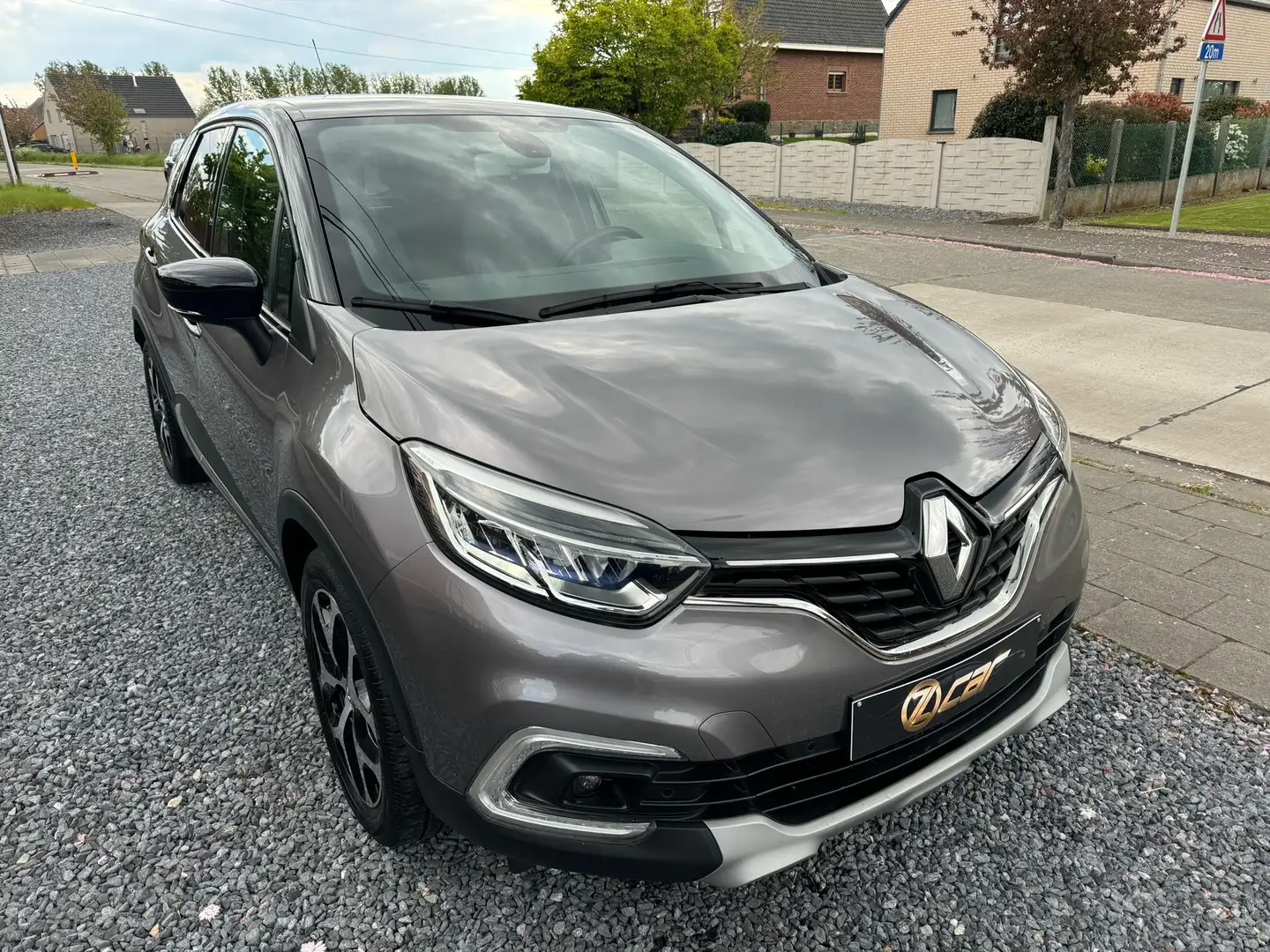 Renault Captur 1.33 TCe Intens LED/NAVI/JANTES/GARANTIE 1 AN Grijs - 2