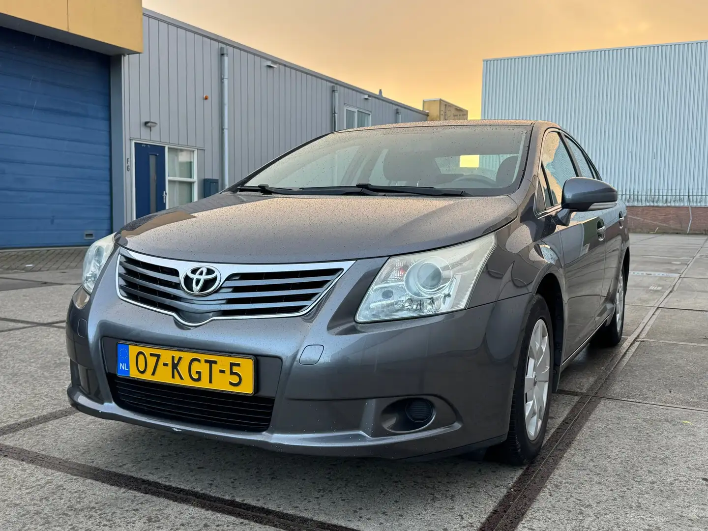 Toyota Avensis 1.8 VVTi Comfort Grijs - 1
