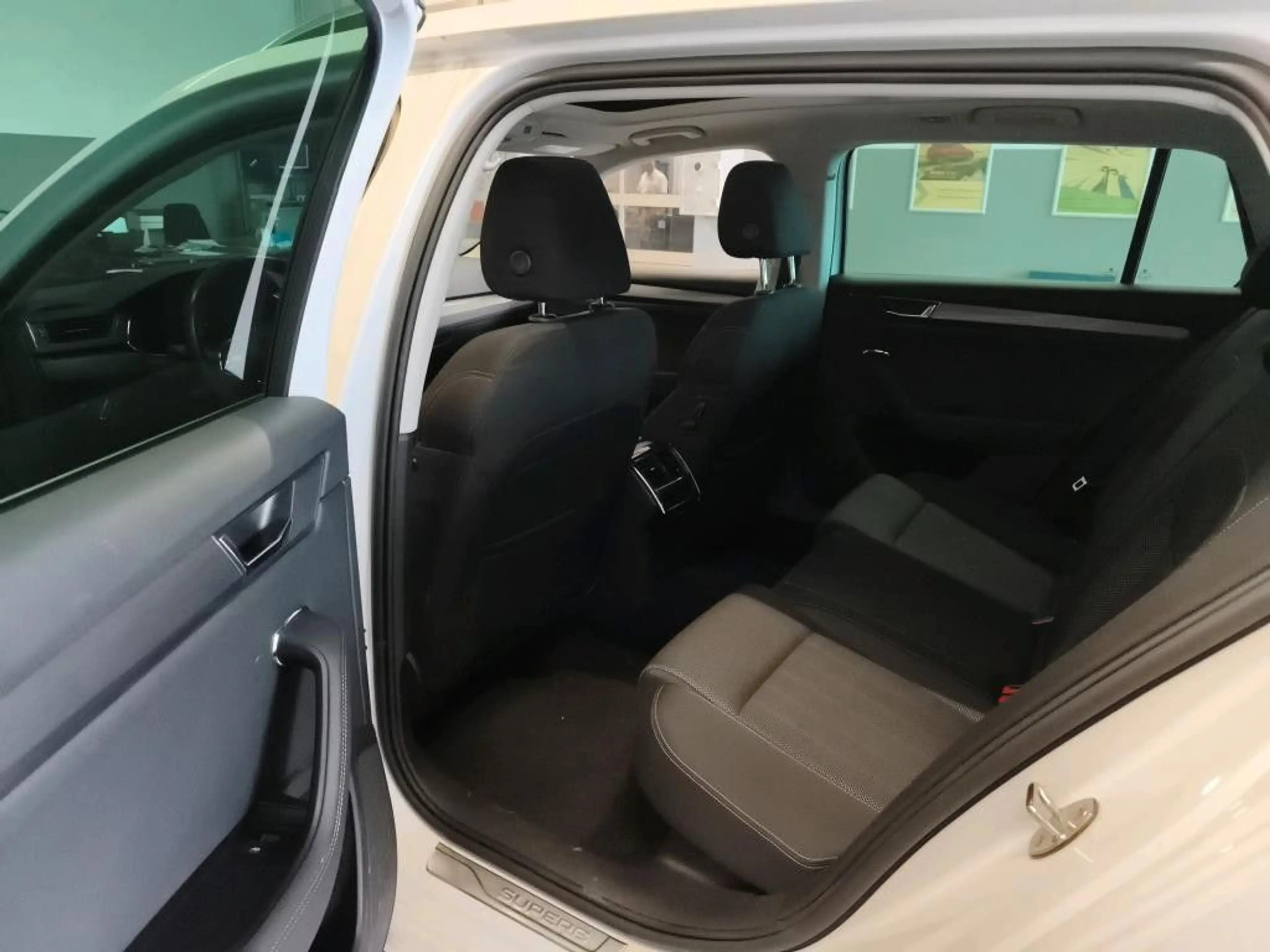 Skoda Superb Combi Style 2.0TDI DSG Navi Pano AHK LED — photo 6