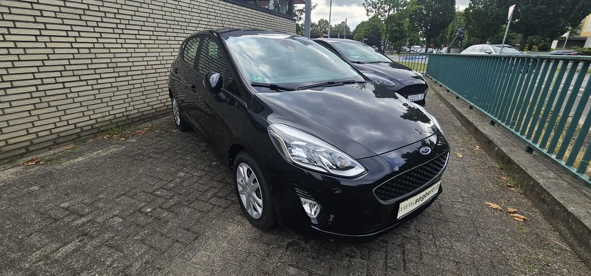 Ford Fiesta 5-Türer 1.0 EcoBoost COOL&CONNECT Camera Sitzheizu Schwarz - 2