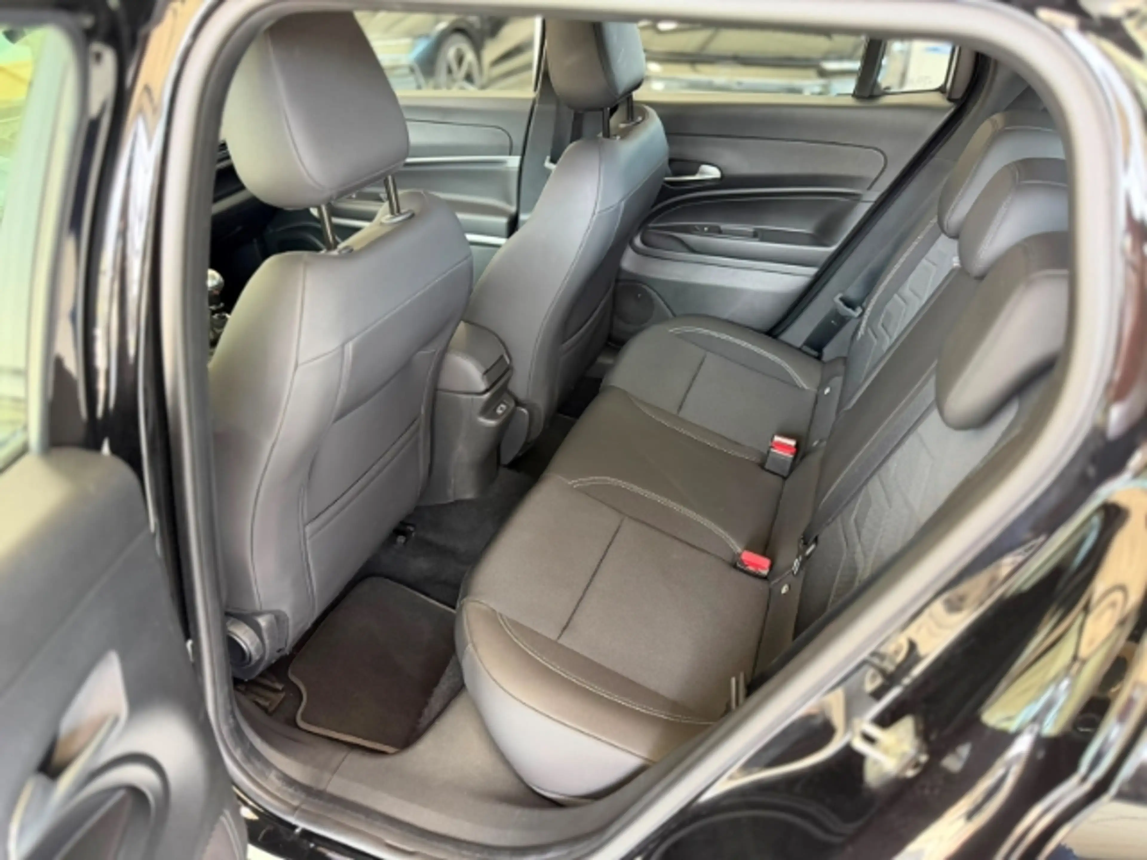 Jeep Avenger Altitude 1.2L GSE T3 mit GJR+Assistenzpaket — photo 9