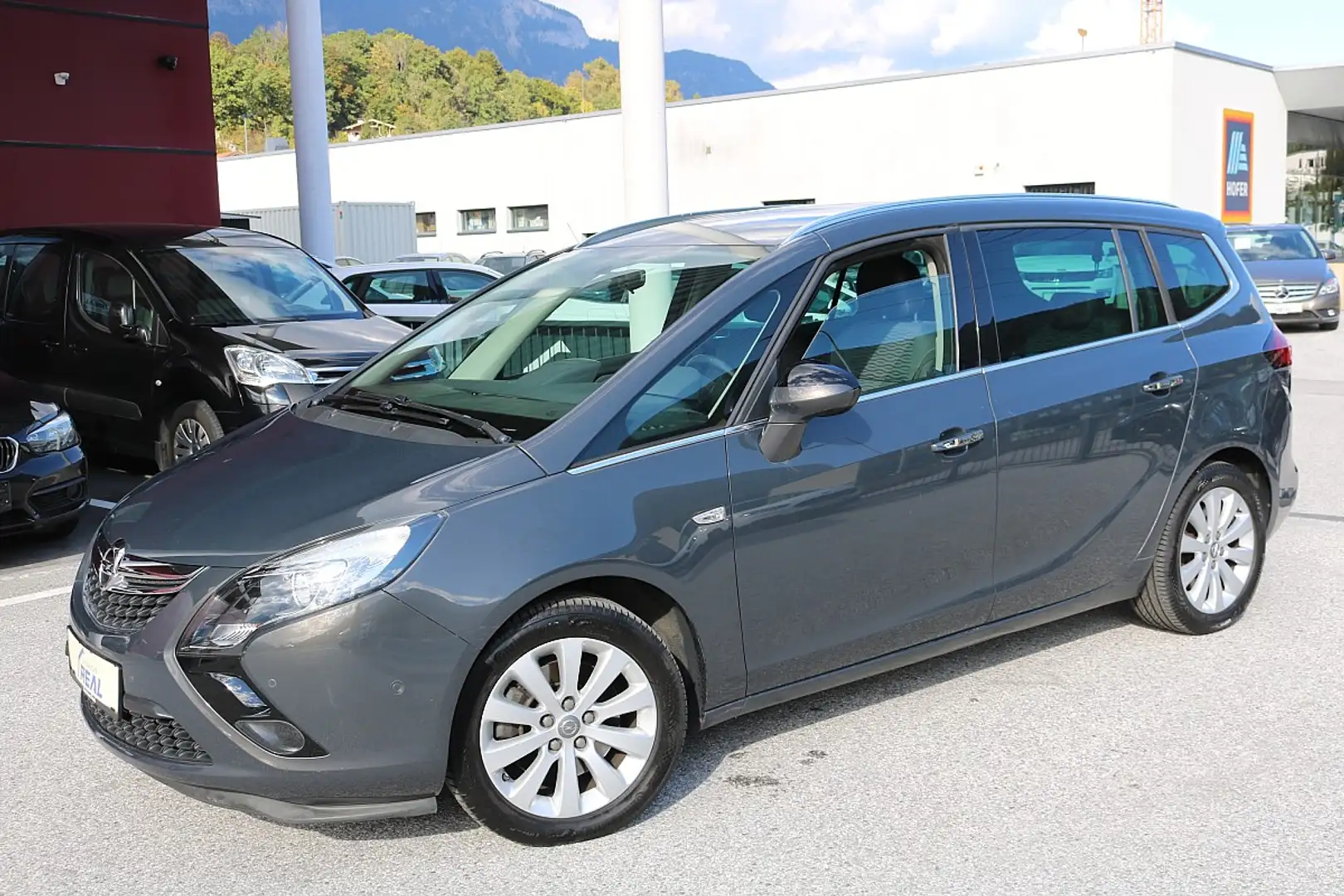Opel Zafira Tourer 1,6 SIDI Turbo Ecotec Cosmo Aut. Grau - 2