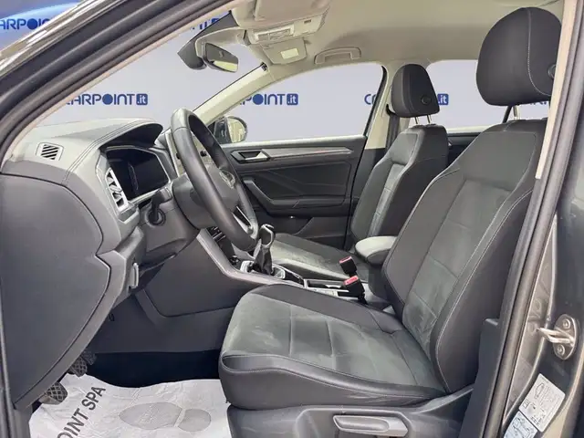 Volkswagen T-Roc view 10