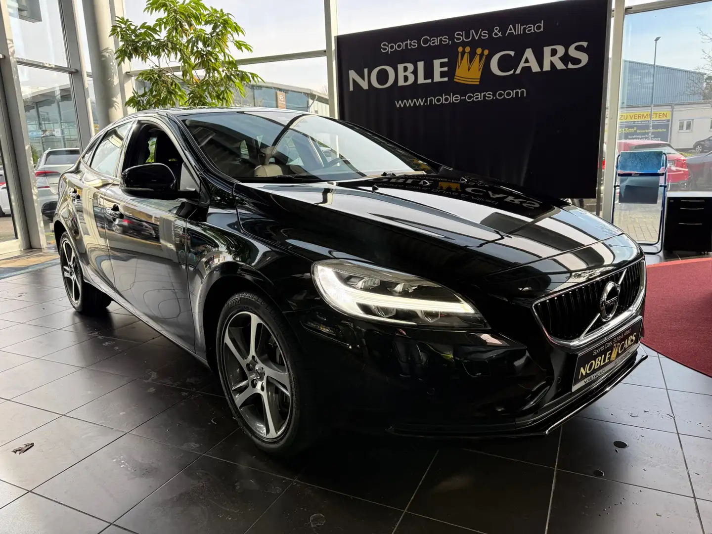 Volvo V40 T3 Momentum RFK LED NAVI Schwarz - 1