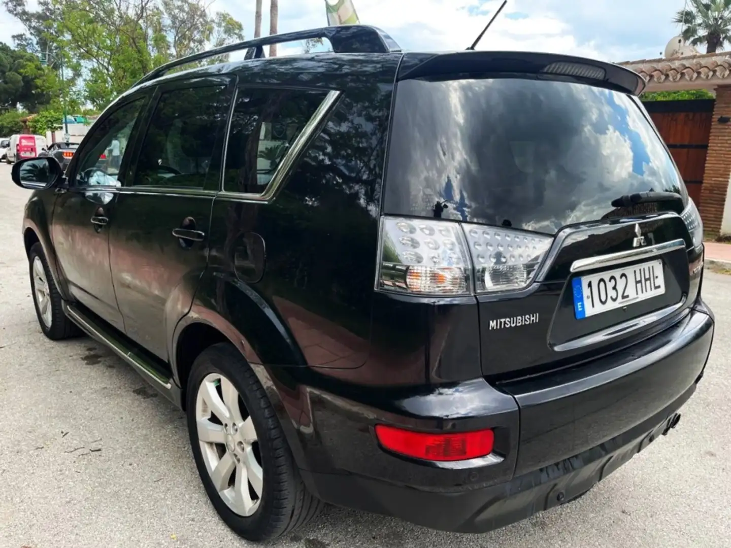 Mitsubishi Outlander 220DI-D Kaiteki SST Negro - 2