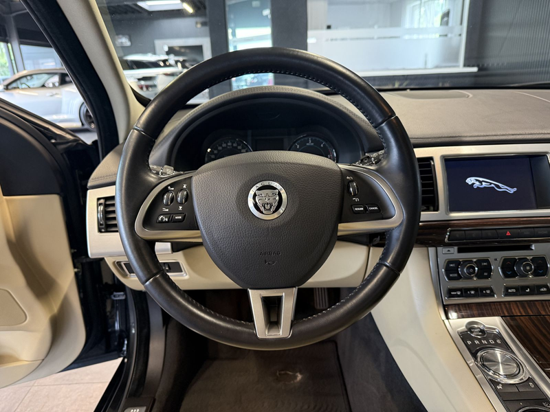 Jaguar XF 2.2 Diesel 8G Navi/Keyless/GSD/18Zoll/Xenon — photo 12