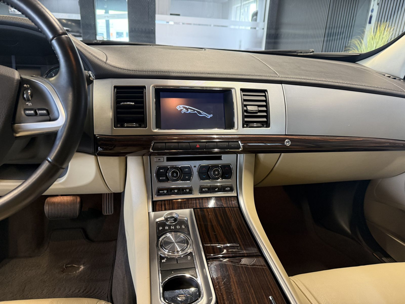 Jaguar XF 2.2 Diesel 8G Navi/Keyless/GSD/18Zoll/Xenon — photo 13