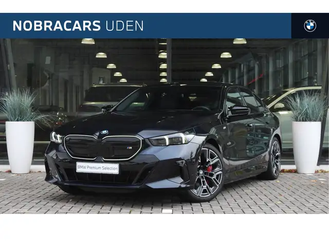 BMW i5 M60 xDrive / Panoramadak / Trekhaak / Parking Assi