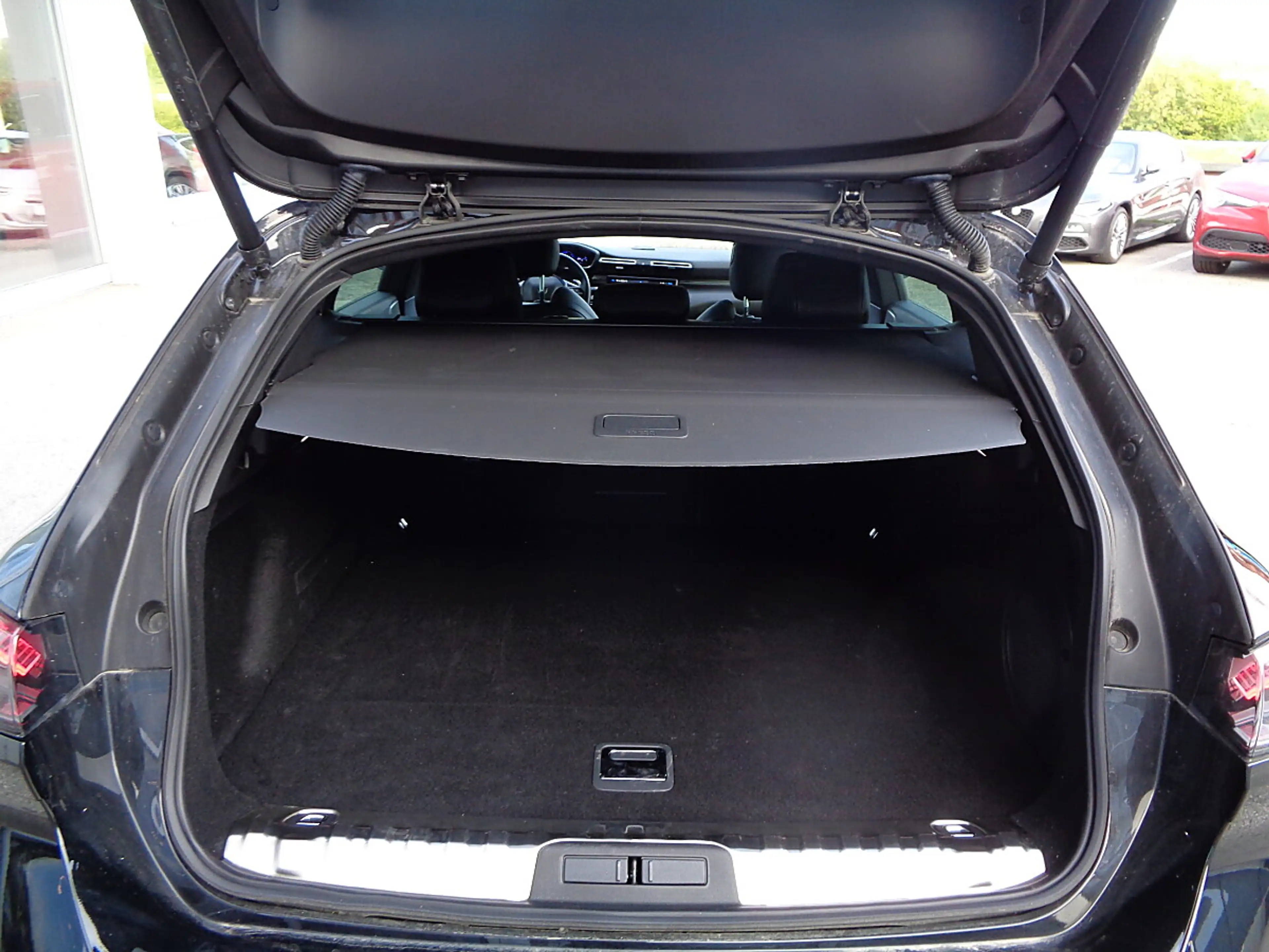 Peugeot 508 Hybrid 225 PHEV e-EAT8 Allure Automatik — photo 9