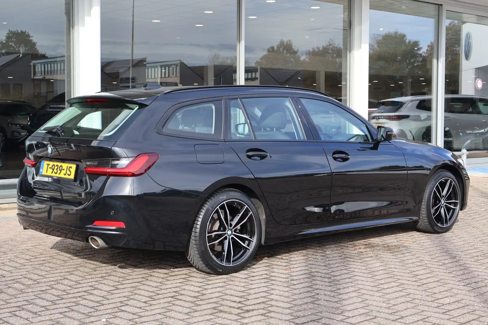 BMW 318 3-serie Touring 318i 156pk AUT | Cruise Control | Zwart - 2