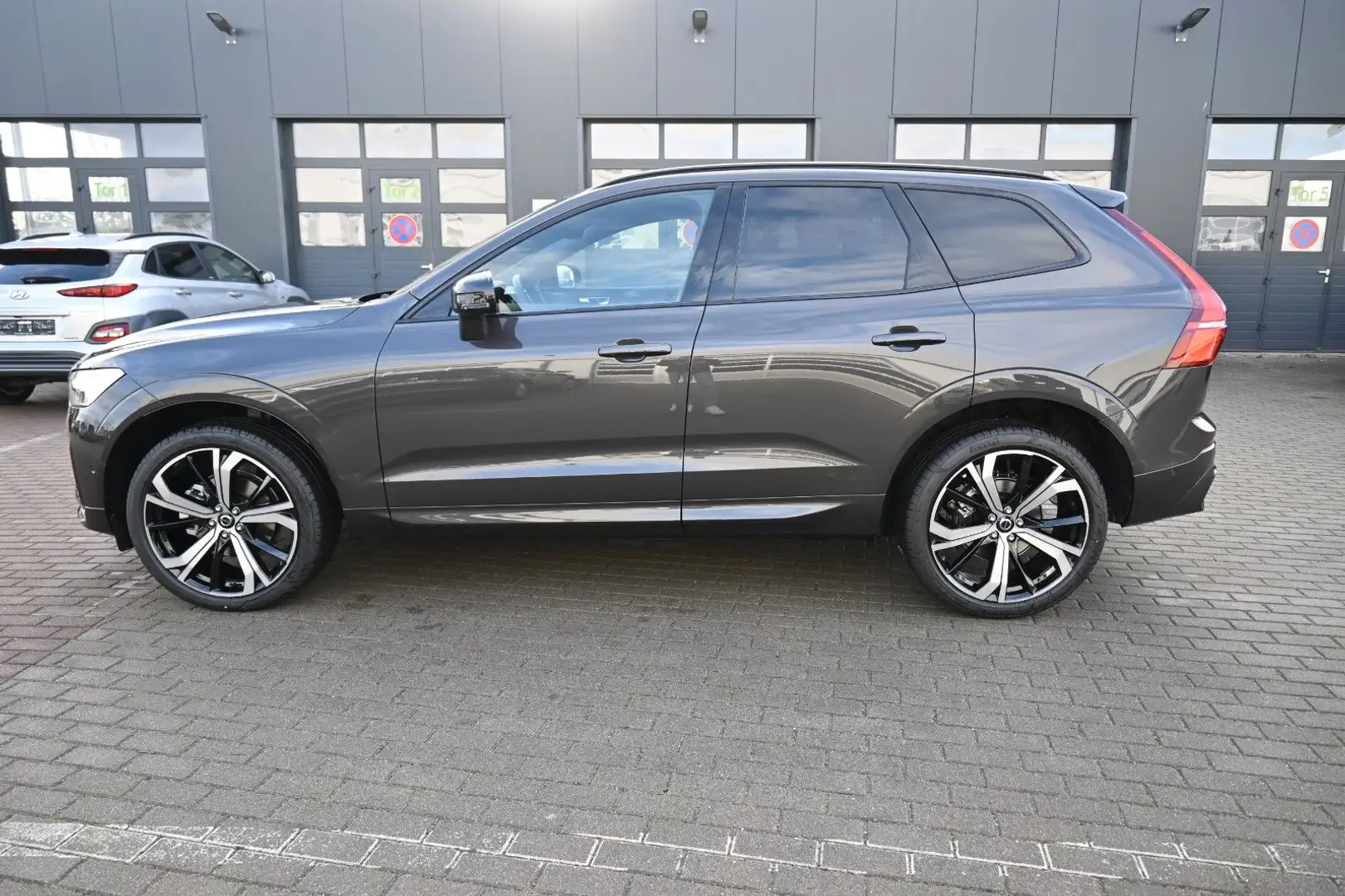 Volvo XC60 B5 AWD Plus Dark*H&K*FSHZG*360°*ACC Grau - 2