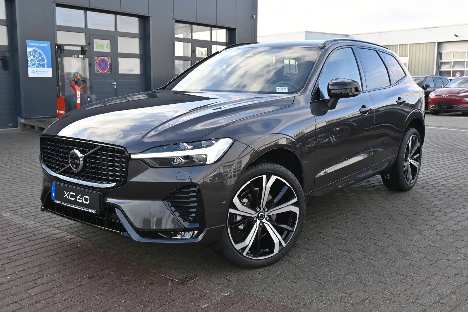 Volvo XC60 B5 AWD Plus Dark*H&K*FSHZG*360°*ACC Grau - 1