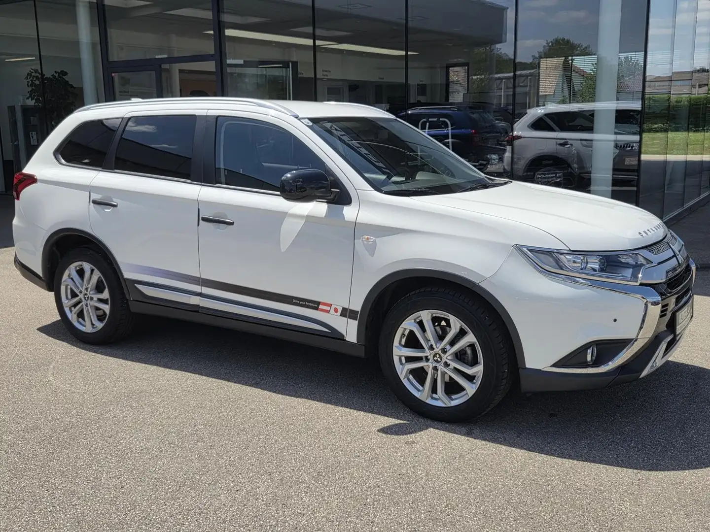 Mitsubishi Outlander Outlander 2,0 MIVEC Invite 40Jahre + AV Weiß - 2
