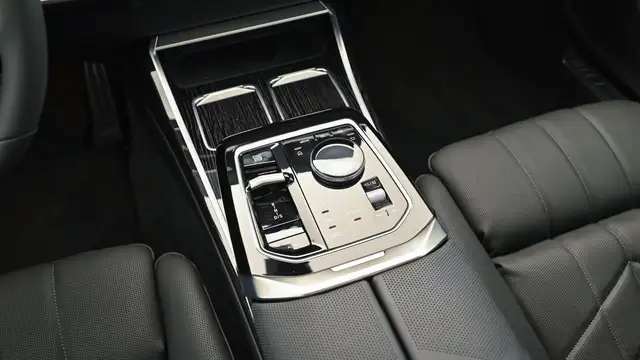 BMW 740 d xDrive *M-Sportpaket Pro *Standheizung *AHK Ansicht 16