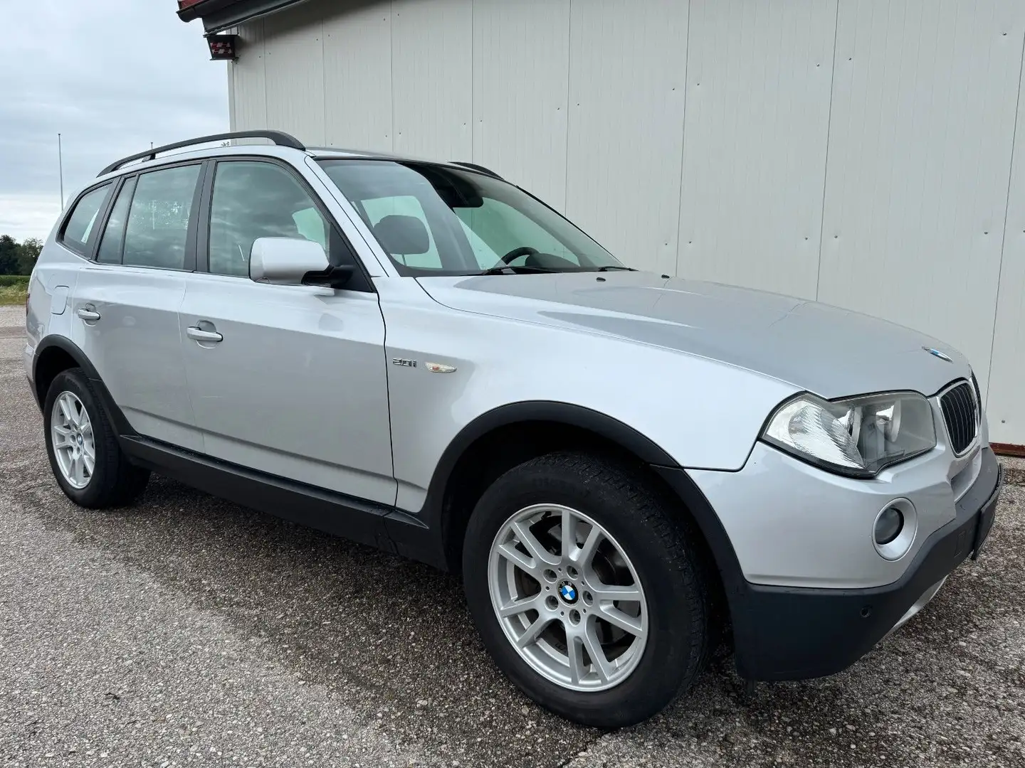 BMW X3 2.0i xDrive *NAVI*SHZ*PDC*AHK* Silber - 2