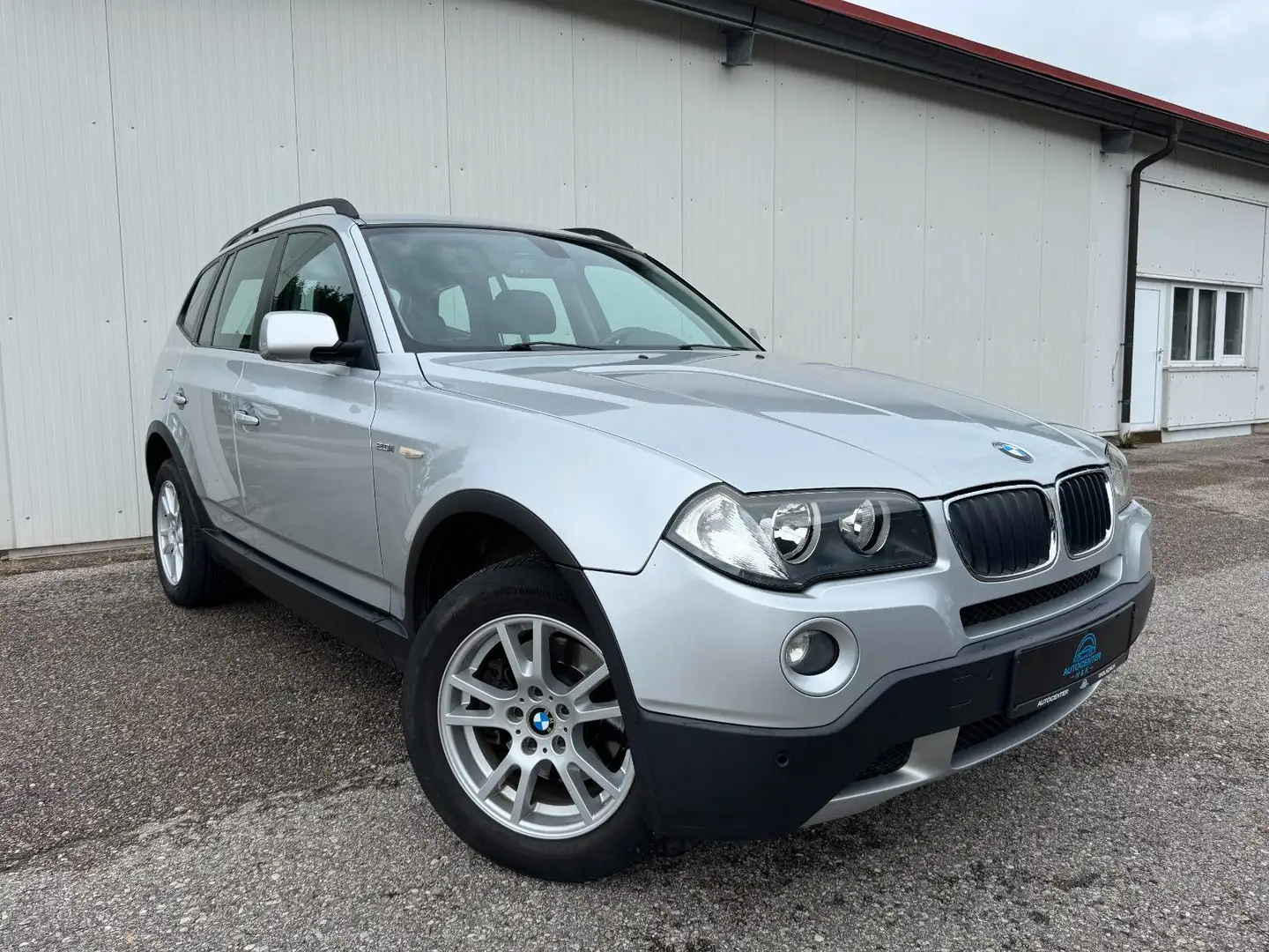 BMW X3 2.0i xDrive *NAVI*SHZ*PDC*AHK* Silber - 1