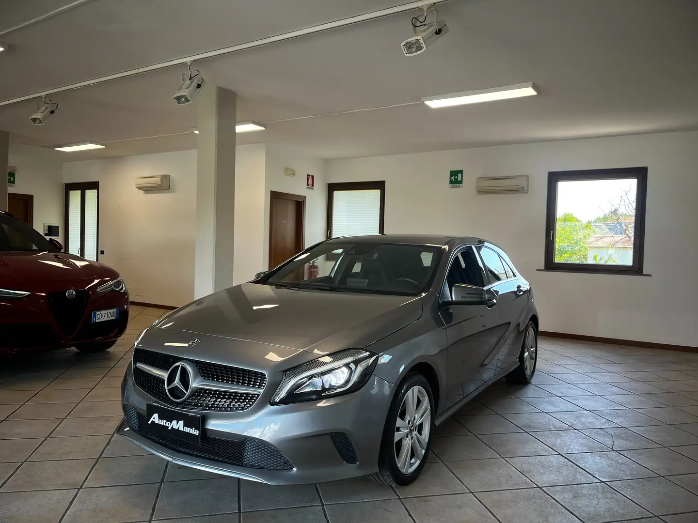 Mercedes-Benz A 180 A 180 d Sport auto Grijs - 1
