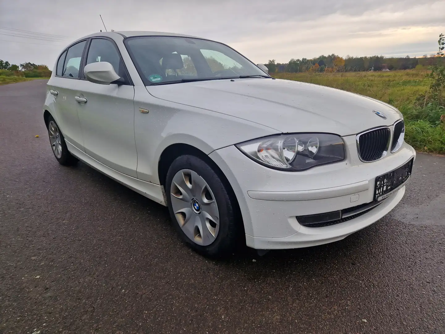 BMW 116 1er (5-Türer) 116i. Tüv bei Kauf neu. Wit - 2