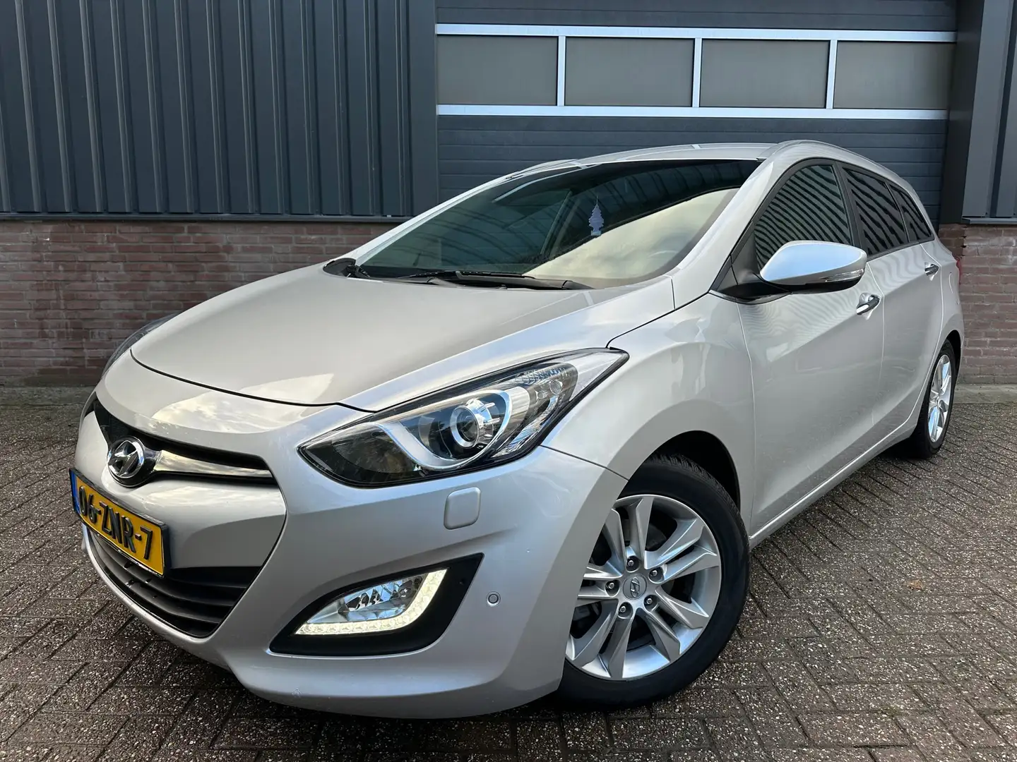 Hyundai i30 Wagon 1.6 GDI i-Catcher Leder / Allseason / Trekha Gris - 1