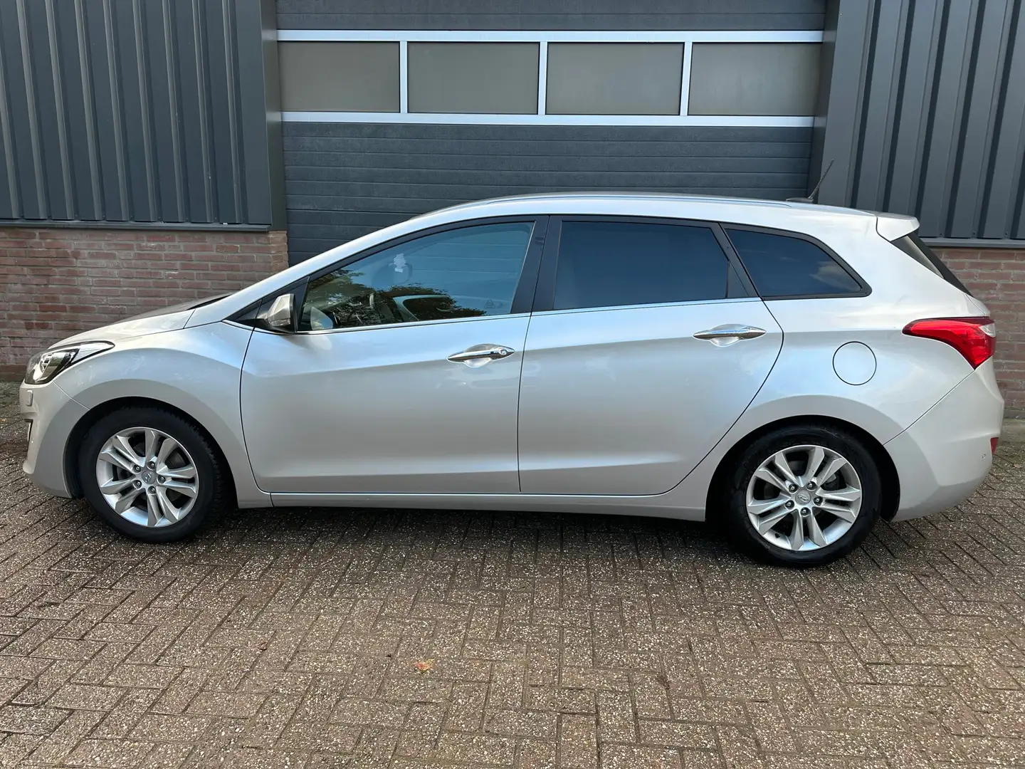 Hyundai i30 Wagon 1.6 GDI i-Catcher Leder / Allseason / Trekha Gris - 2