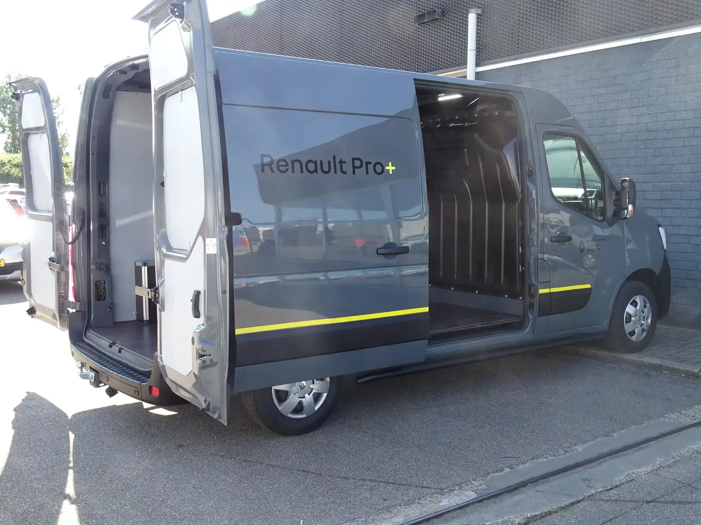 Renault Master 2.3 dCi 135 T35 L2H2 Work Edition ALLSEASON BANDEN Grijs - 2
